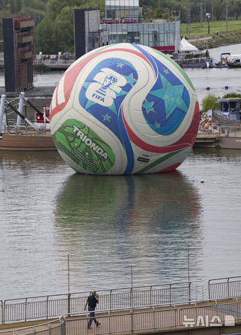 漢江に浮かぶ「2026北中米ワールドカップ」FIFA公認球　／ソウル