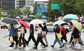 秋雨の中の出勤　／ソウル