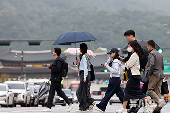 長い秋雨に身をすくめつつ出勤