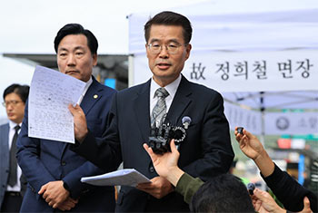 ▲「楊平公興地区開発特別待遇」疑惑に関連して取り調べを受けた後に亡くなっているのが発見された楊平郡公務員Aさんの弁護を担当したパク・キョンホ弁護士が14日、ソウル市鍾路区のKT光化門ビル・ウエスト前で記者会見を行っている様子。／写真＝チャン・ギョンシク記者