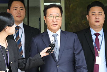 ▲尹錫悦（ユン・ソンニョル）前大統領の非常戒厳宣布に加担した疑いが持たれている朴性載・元法相が14日午後、ソウル市瑞草区のソウル中央地裁で勾留前被疑者尋問（令状実質審査）を終えて移動しているところ。2025.10.14／写真＝ニュース1