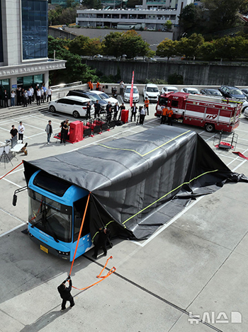 電気バスのバッテリー火災初動措置システムのデモンストレーション