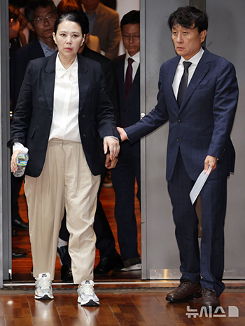 故オ・ヨアンナさんの1周忌対国民記者会見に出席する安亨浚社長とチャン・ミョンミさん