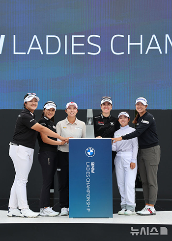 BMWレディース・チャンピオンシップのトロフィーと共に