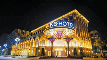 ▲カンボジアの港湾都市シアヌークビルの海岸近くの観光団地に建てられた高級ホテル／KBホテルウェブサイト