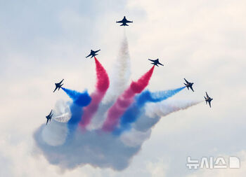 空を駆け巡る韓国空軍「ブラックイーグルス」　／京畿道
