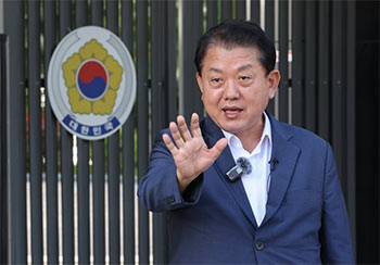 ▲カンボジア・プノンペンの韓国大使館前で記者会見に臨んだ韓国与党・共に民主党の金炳周（キム・ビョンジュ）議員。金炳周議員はカンボジアにいた韓国人3人を救出した経緯などについて説明した。／パク・ソンウォン記者