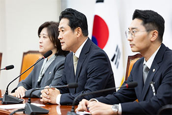 ▲張東赫・国民の力代表が20日、ソウル市汝矣島の韓国国会で開かれた懸案記者懇談会で冒頭発言を行っているところ。2025.10.20／写真＝ニュース1