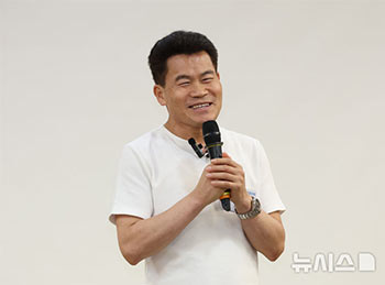 「李在明＝ヒトラー」「大韓民国を助けてください！」　保守論客チョン・ハンギル氏、新宿の街頭で1人デモ