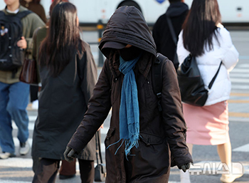 ひんやりした朝　完全防寒スタイルで出勤　／ソウル