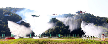 山火事消火のデモンストレーションを行う山火事消火ヘリ
