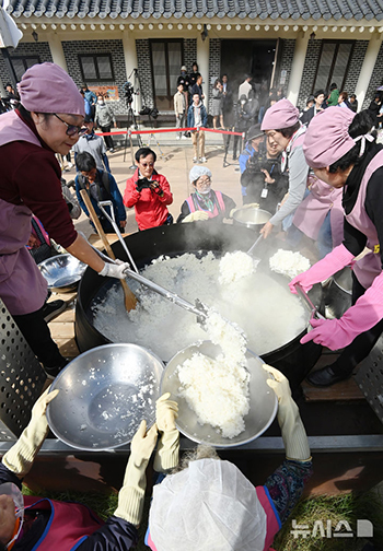 利川の新米と超大型の釜で炊いた2000人分のご飯