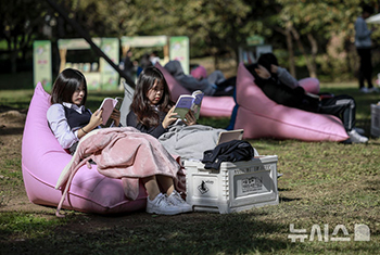 「野外図書館で楽しむ余裕」