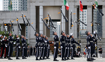 陸海空軍統合儀仗隊の儀仗展示