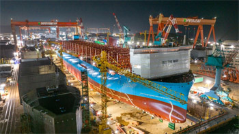 ▲HD現代重工業蔚山造船所で建造中の船舶。これらは海外に輸出される。8月13日撮影。／チャン・リョンソン記者