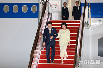 ASEAN首脳会議を終えて帰国した李在明大統領夫妻