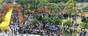 ▲四溟大師公園と直指文化公園で開催された金泉キンパ祭りで、販売ブースの前で行列をつくる来場者たち。10月26日撮影。／金泉市