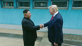 ▲軍事境界線を挟んで握手する米国のトランプ大統領と北朝鮮の金正恩（キム・ジョンウン）総書記。2019年6月30日撮影。／NEWSIS