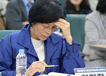 ▲28日、国会議員会館で開かれたセミナーで資料を読む韓国与党・共に民主党所属のチェ・ミンヒ議員（国会科学技術情報放送通信委員長）。写真＝ナム・ガンホ記者
