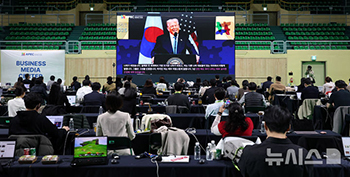 メディアセンターに中継されるトランプ大統領の特別演説