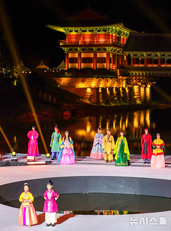 月精橋の水上ステージでAPEC首脳会議・韓服ファッションショー　／慶尚北道・慶州