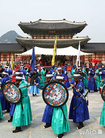 再現された朝鮮王朝時代の王宮護衛部隊視閲儀式