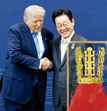 ▲国立慶州博物館で握手する李在明（イ・ジェミョン）大統領とトランプ大統領。李在明大統領は29日に行われた韓米首脳会談前に「天馬塚金冠」のレプリカをトランプ大統領にプレゼントし、無窮花大勲章を授与した。