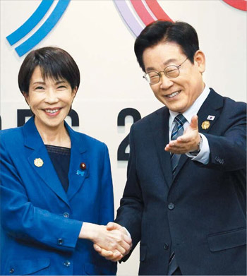 ▲30日、慶尚北道慶州市内の慶州和白コンベンションセンターに設けられた2国間会談の会場で、首脳会談開始前に記念撮影をする李在明（イ・ジェミョン）大統領と日本の高市早苗首相。写真＝NEWSIS