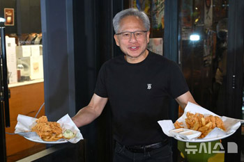 チキンを配る米NVIDIAのジェンスン・フアンCEO　／ソウル