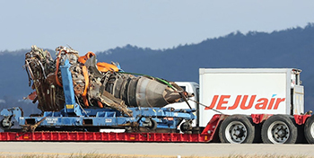 ▲務安国際空港（全羅南道務安郡）の事故現場で、チェジュ航空2216便のエンジンを搭載して移動するトラック。写真＝news 1