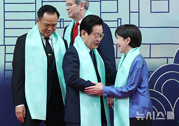 APEC：高市首相とあいさつする李在明大統領　／慶尚北道・慶州