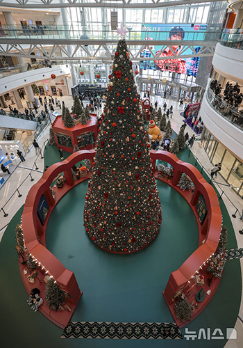 永登浦タイムスクエア　高さ13m特大クリスマスツリー公開　／ソウル