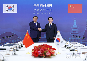 握手する李在明大統領と中国・習近平国家主席　／慶尚北道・慶州