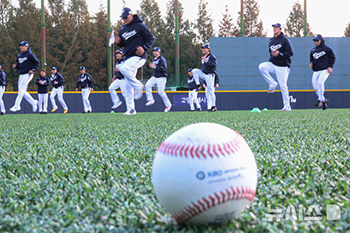 野球：韓国代表チーム　初の招集練習　／京畿道