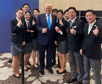 ▲慶州ヒルトンホテルの晩餐（ばんさん）会場でホテル従業員らとの記念撮影に応じた米国のトランプ大統領。10月29日撮影。／慶州ヒルトンホテルSNS
