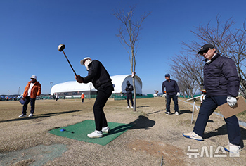 秋の日に繰り広げられる全国パークゴルフ大会