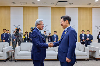 ▲APEC（アジア太平洋経済協力会議）サミット会場の慶尚北道慶州画伯コンベンションセンターでNVIDIAのジェン・スン・フアン社長兼CEO（最高経営責任者）と握手する李在明（イ・ジェミョン）大統領。31日撮影。／韓国大統領室