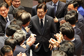 ▲ソウル汝矣島の国会で本会議前の来年度予算案に関する施政方針演説を終え、議員らの拍手を受けながら退場する李在明（イ・ジェミョン）大統領。4日撮影。／国会写真記者団
