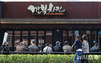 「NVIDIAジェンスン・フアンCEOがチキン会合」した店に開店前から行列　／ソウル