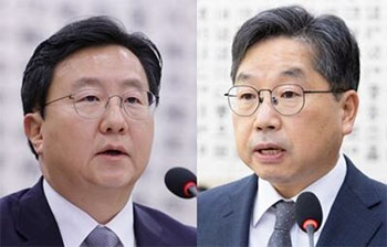▲鄭鎮宇（チョン・ジンウ）ソウル中央地検長＝写真左＝と盧万錫（ノ・マンソク）検察総長職務代行（大検察庁次長検事）。写真＝ニュース1