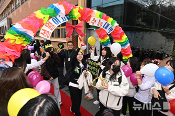 「大学入試成功」祈ってもらう受験生たち　／光州