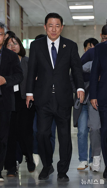 ▲11日午後、韓国国会で、与野党院内代表会合に向かう与党・共に民主党の金炳基（キム・ビョンギ）院内代表。写真＝NEWSIS