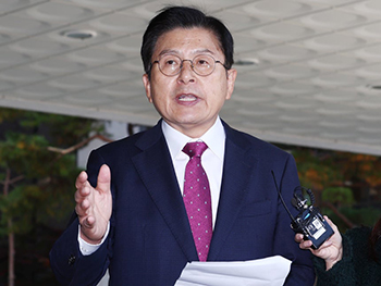 ▲内乱宣伝・扇動容疑関連の内乱特別検察官（特検）チームによって逮捕された黄教安（ファン・ギョアン）元首相。写真＝ニュース1