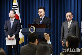 韓米ファクトシートを発表する李在明大統領