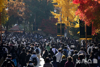秋晴れの中、随時論述試験を終えた受験生たち　／ソウル