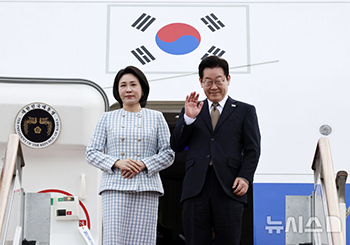 南アフリカのG20首脳会議出席のため専用機に乗る李在明大統領夫妻　／京畿道