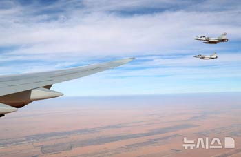 李在明大統領、戦闘機の護衛を受けてUAEに到着