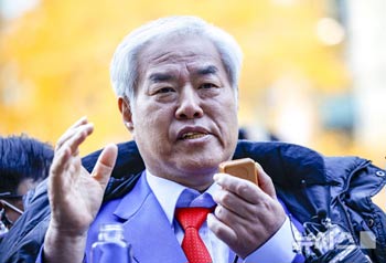 警察出頭を前に見解を述べる全光焄牧師　／ソウル