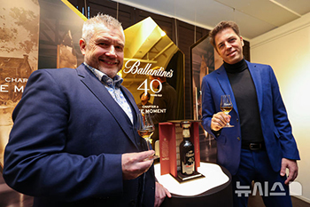 「バランタイン40年物　ザ・モーメントをどうぞ」