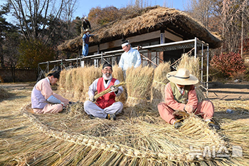 草葺き家の冬支度